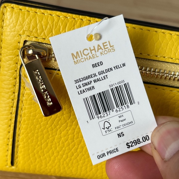 Michael Kors Wallet🎈🎈 - Picture 4 of 8